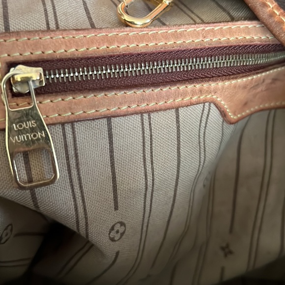 Authentic LOUIS VUITTON Delightful MM Monogram Leather Shoulder Bag - Picture 15 of 16